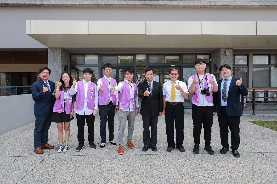 教育部潘文忠部長訪視寶山校區第十學生宿舍，由本校學生為部長進行導覽，部長並於導覽後與學生合影。