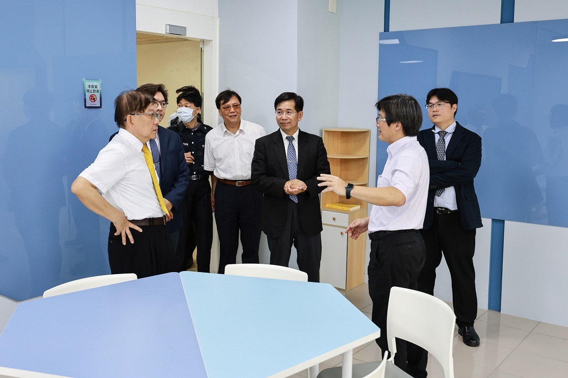 教育部潘文忠部長訪視寶山校區力行館B1智慧車輛工程學系未來實驗場所及1樓創客空間。
