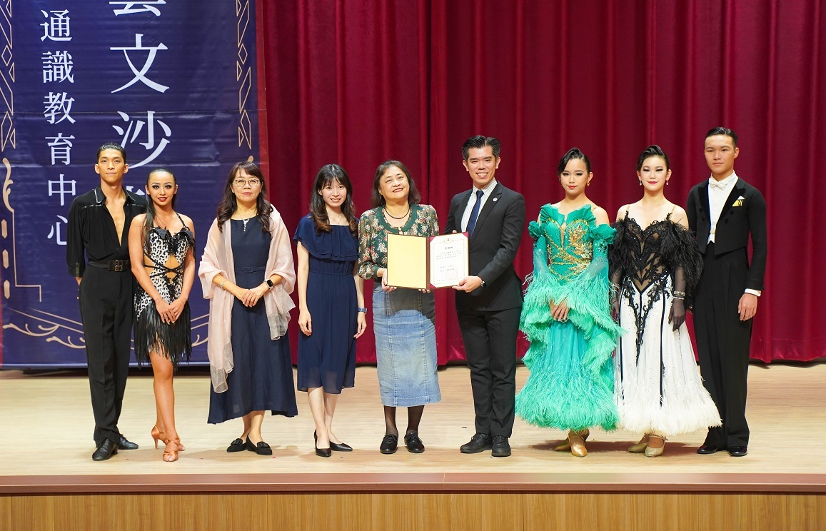 林千惠副校長(中)、通識教育中心李靜芳主任(左三)致贈感謝狀予演出團隊,由趙群倫老師(右四)、高嘉璘老師(左四)代表受贈。