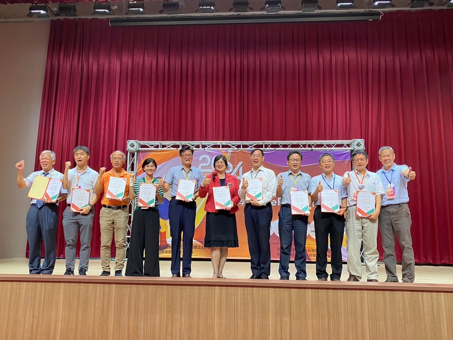 競賽評審委員合影。