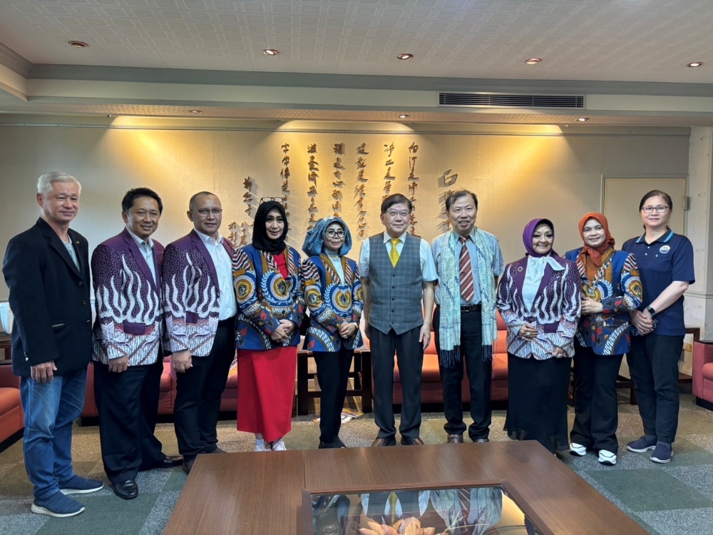 印尼國際女子大學（International Women University; IWU）校長Dr. Hj. Dewi Indriani Jusuf（右三）與印尼姊妹校計算機大學（Universitas Komputer Indonesia; UNIKOM）副校長Dr. Hj. Umi Narimawati（左五）聯袂率團來訪，在李漢文國際長（右四）及國際處張琇惠組長陪同下拜會陳明飛校長（右五）。