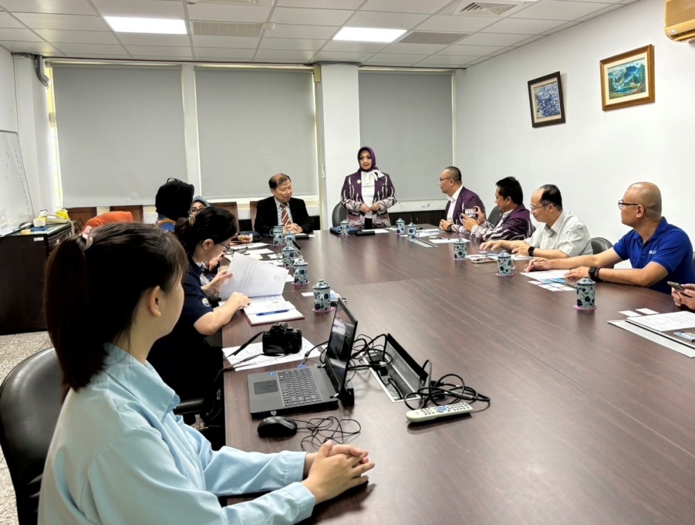 李漢文國際長主持聯合歡迎會，會中理學院黃啟炎院長（右二）與機電系李建興助理教授（右一）分別代表理、工學院國際碩士學位學程與來賓研商雙聯學制合作。