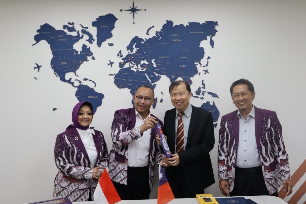 IWU校長Dr. Hj. Dewi Indriani Jusuf（左）率團拜會李國際長。