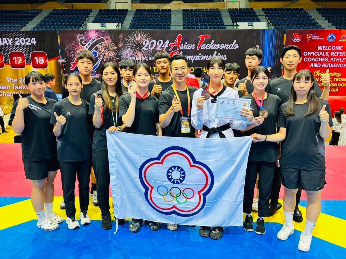 本校運動學系參賽同學與蘇泰源教授（前排左5）合影