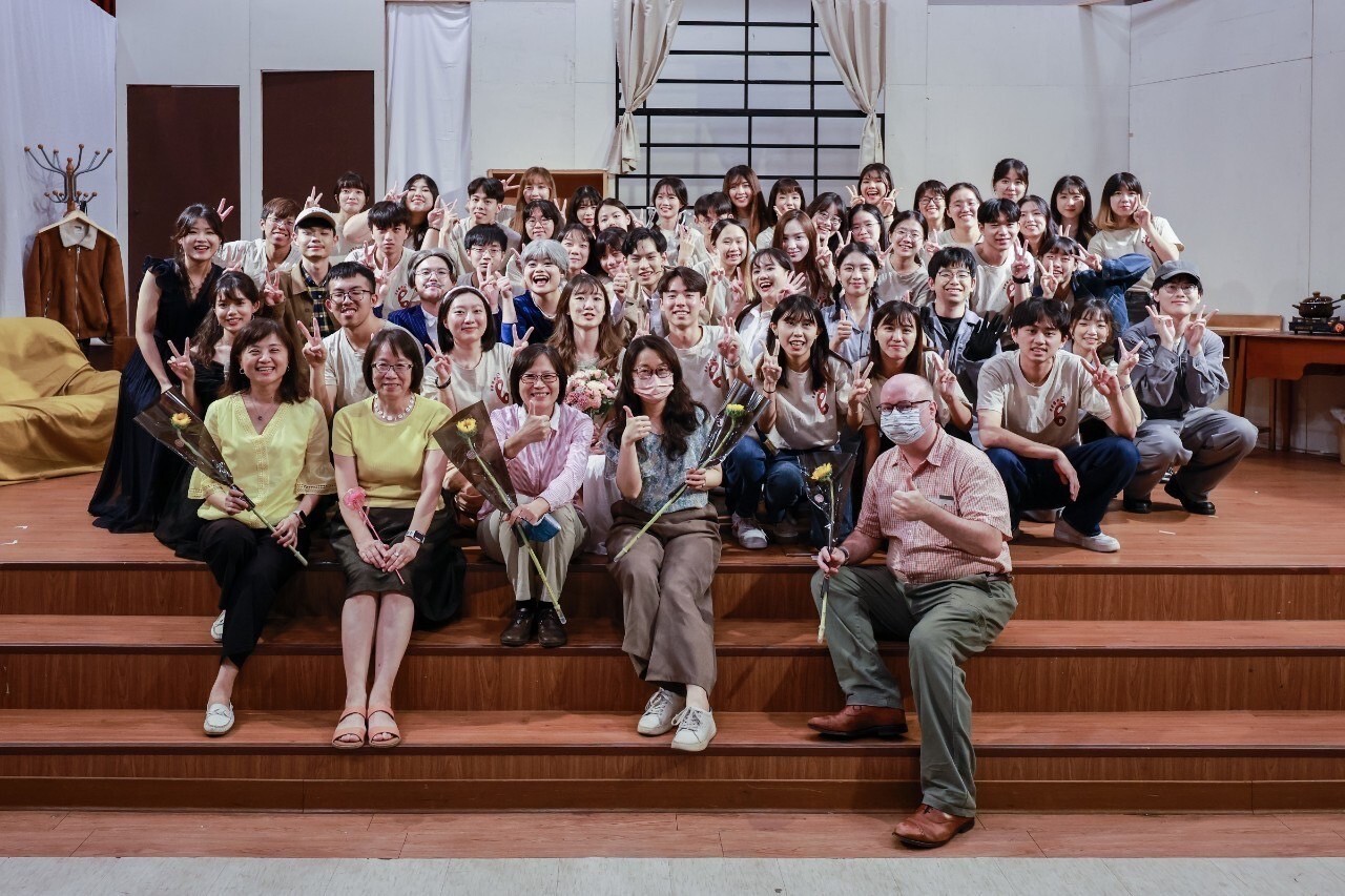 戲劇公演團隊與師長大合照 (前排左起師長：文學院黃聖慧院長、儲湘君主任、黃瀞儀老師、施懿芹教授、蓋傑富教授)