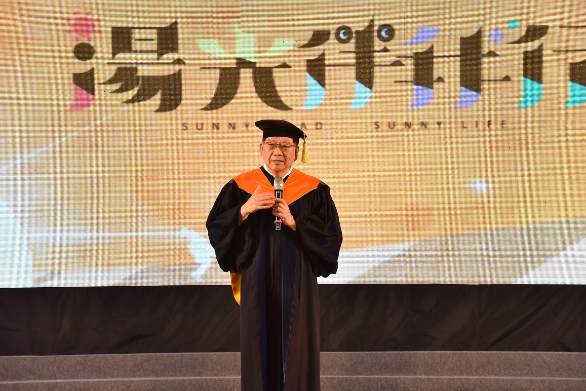 陳明飛校長勉勵畢業生