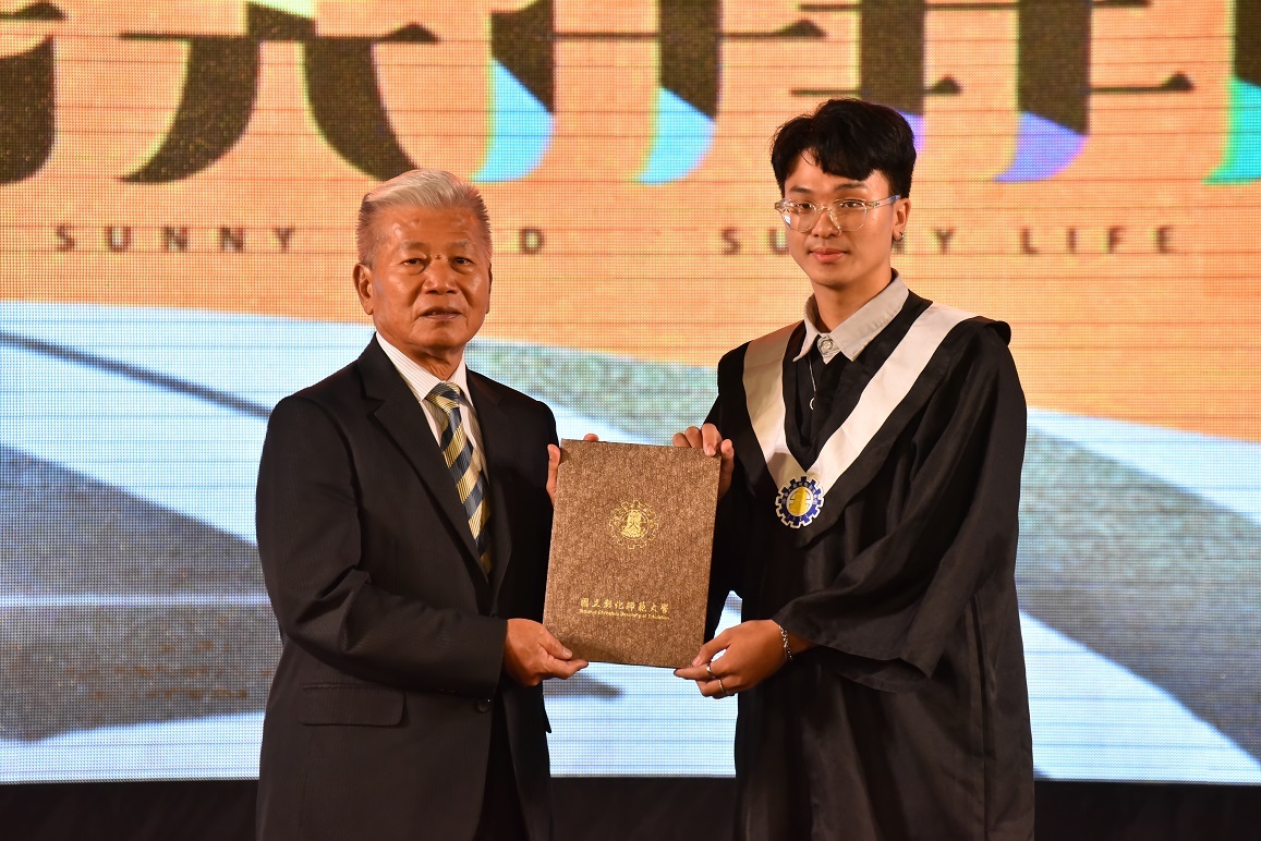 校友總會柯育沅理事頒發生命禮讚獎。