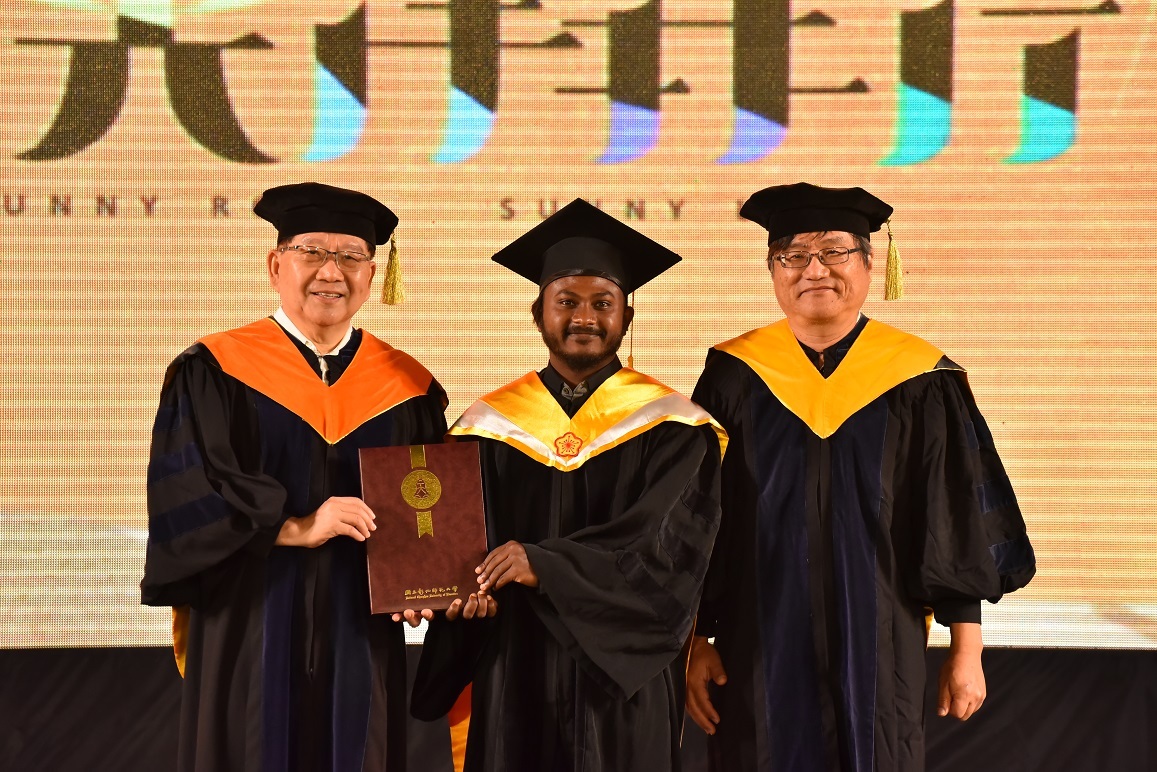 博士學位頒授儀式，物理系劉嘉吉教授與Dr.VINOTHKUMAR LOURDHUSAMY。