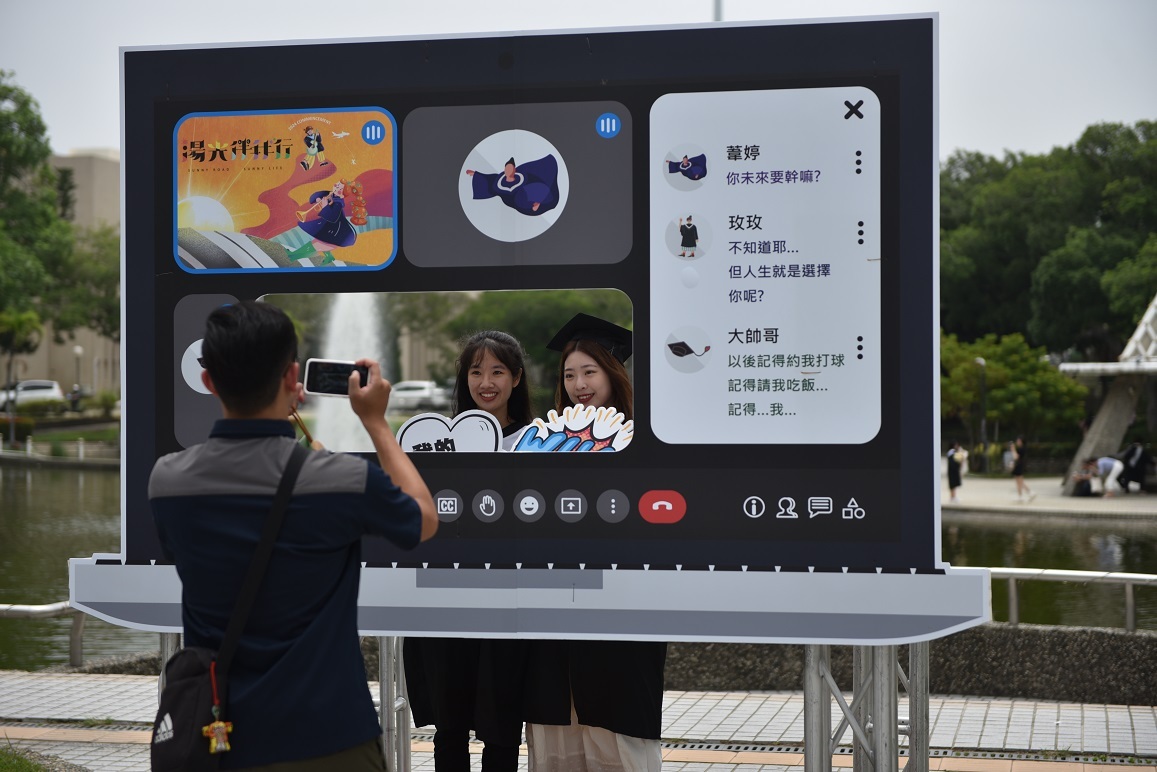畢業生於戶外裝置拍照合影。