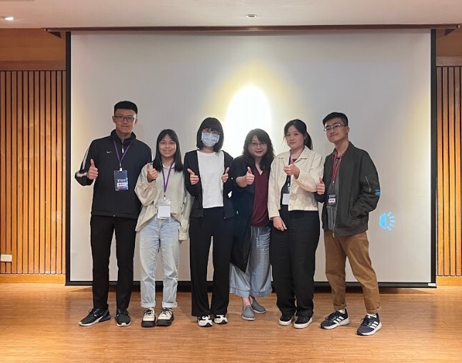 實習小組同學感謝學校督導白倩如副教授（右三）及機構督導並合影