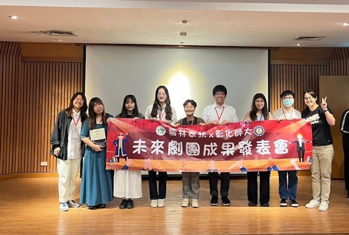 實習小組同學感謝學校督導葉怡伶助理教授（右一）及機構督導並合影