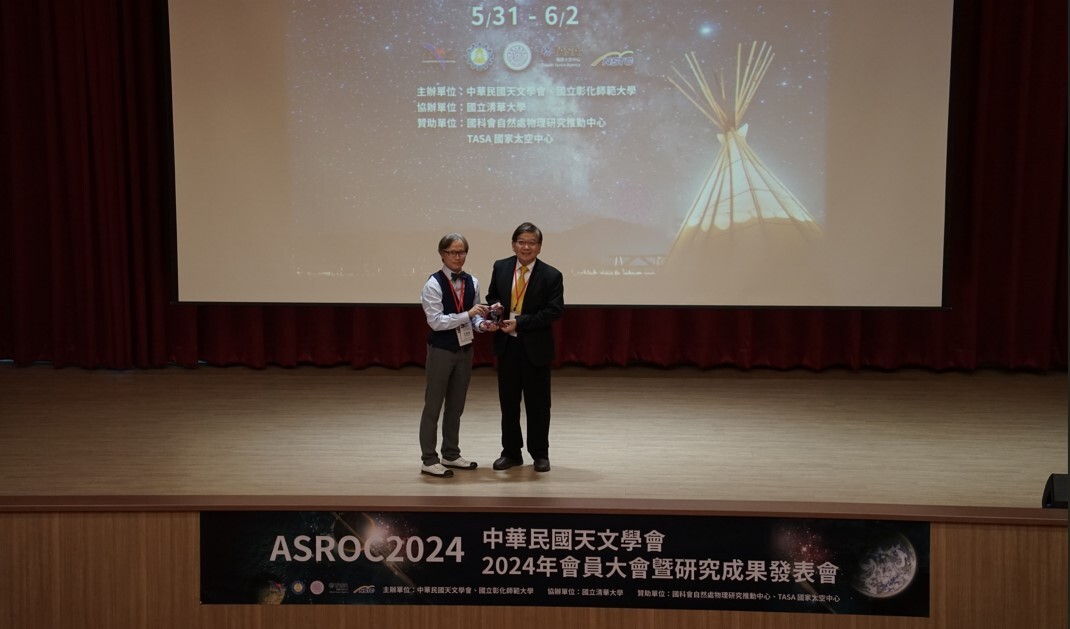 江國興理事長致贈紀念品，感謝本校大力協助。