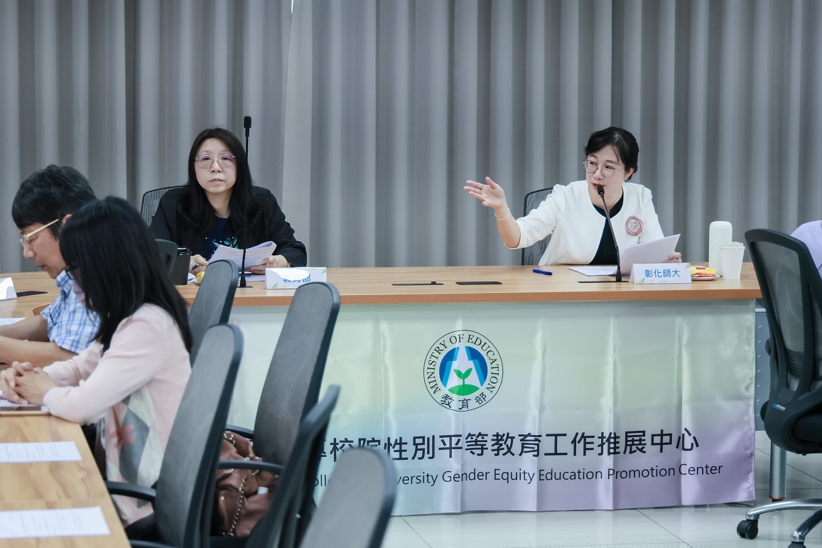 教育部學生事務及特殊教育司許慧卿專門委員（左）及温媺純主任秘書兼中區性平中心召集人（右）共同主持中區大專校院性別平等教育委員會執行秘書第1次座談會。