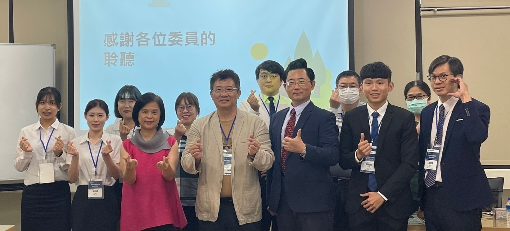 台灣策略與績效管理學會洪贊凱理事長（中）及與會人員合影。