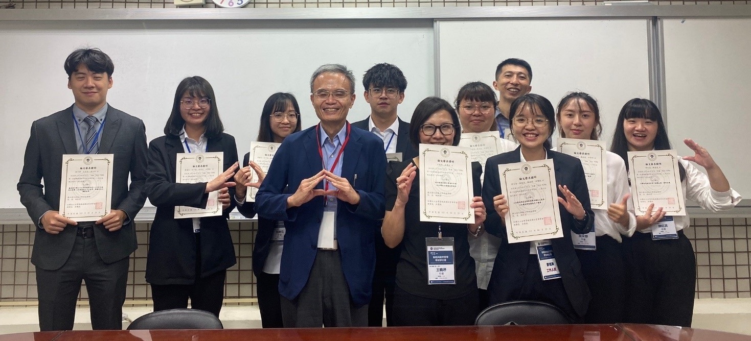 本校人力資源管理研究所許壹傑教授（中）頒發論文發表證明予發表人。