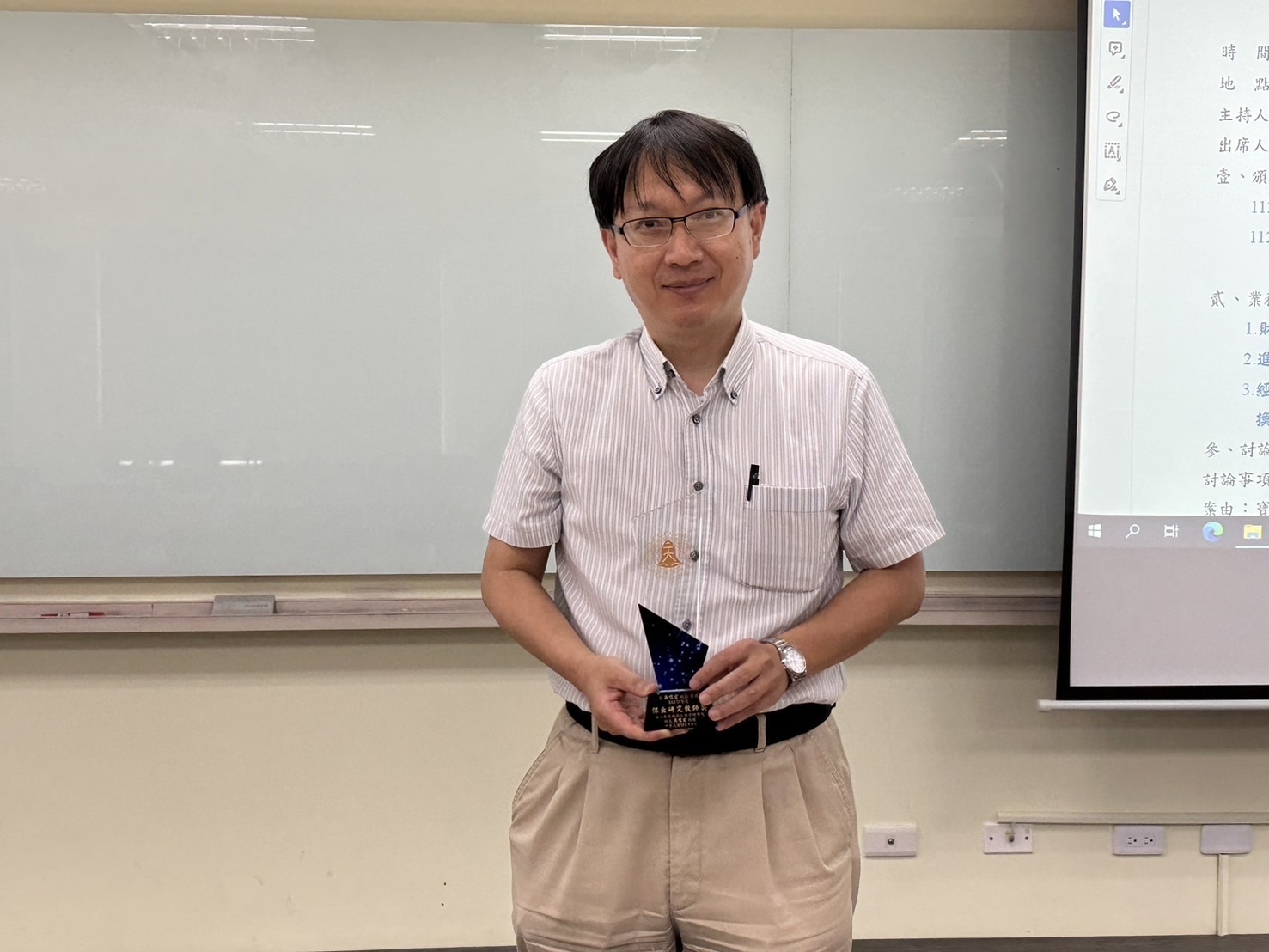 管理學院吳信宏院長獲頒傑出研究教師獎勵。