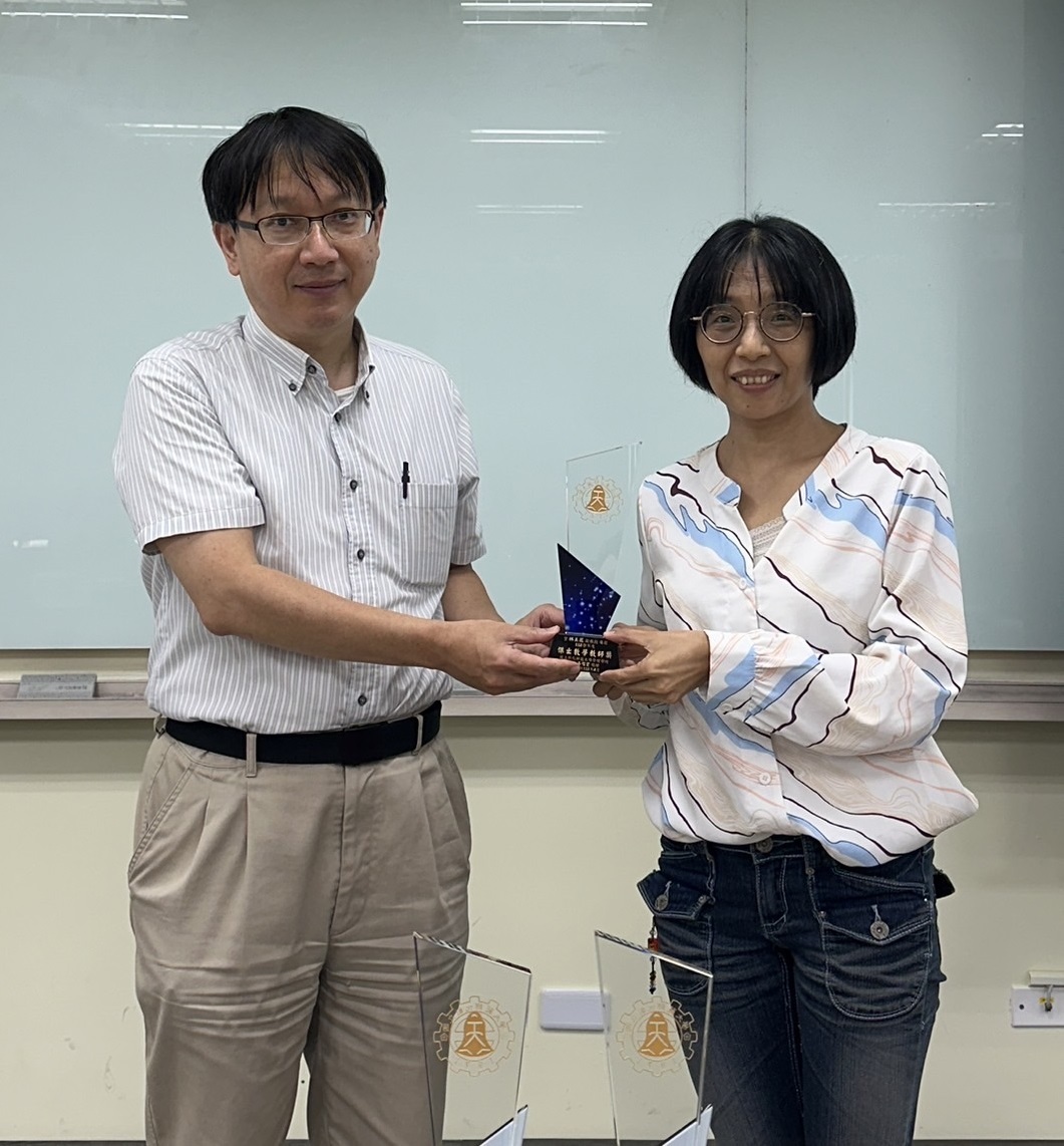 管理學院吳信宏院長（左）頒發傑出教學教師獎勵予會計學系林美鳳老師（右）。