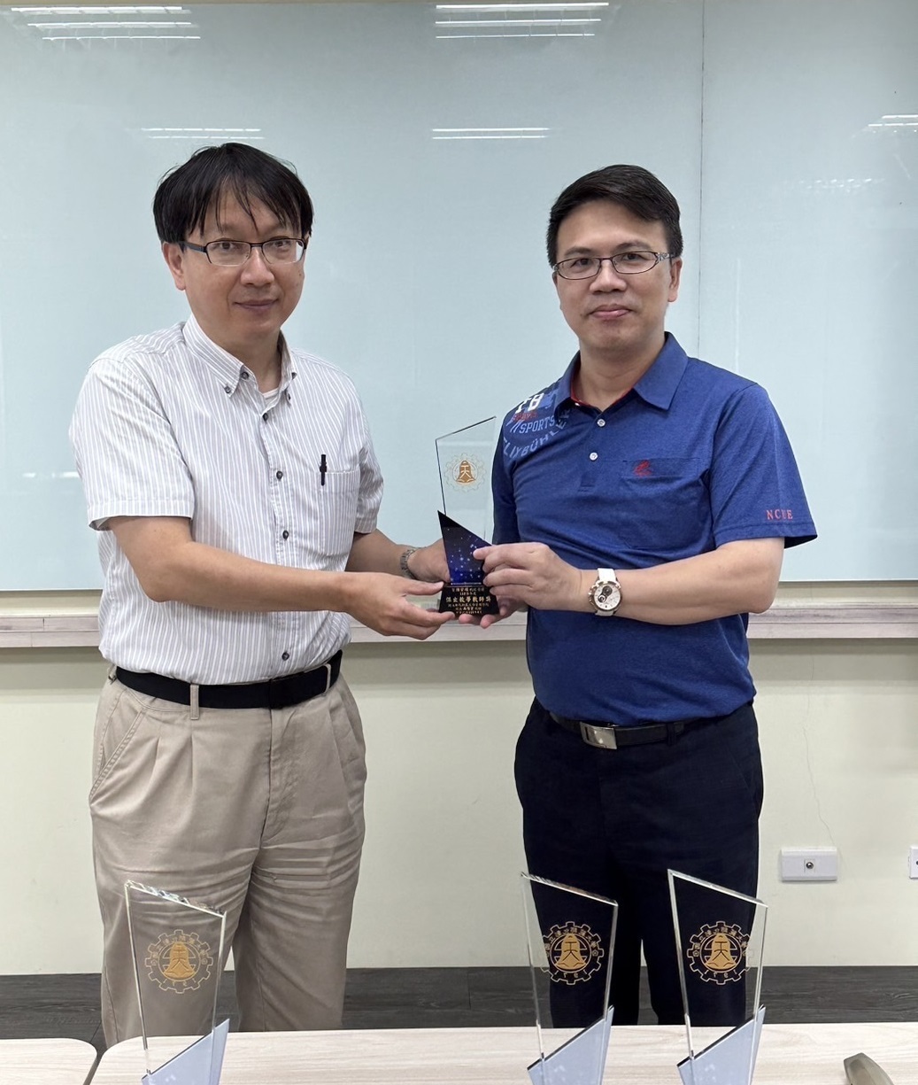 管理學院吳信宏院長（左）頒發傑出教學教師獎勵予會計學系陳皆碩老師（右）。