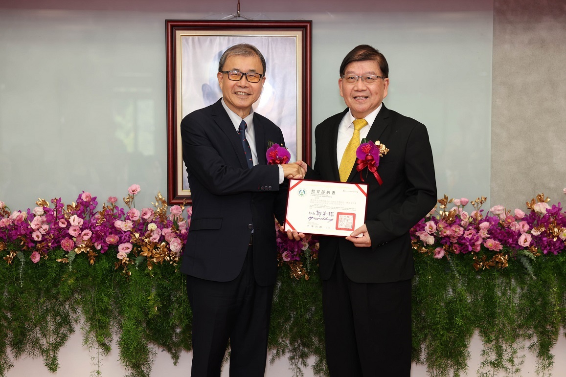 教育部鄭英耀部長（左）頒發致送續任校長聘書予本校第11任校長陳明飛校長（右）。
