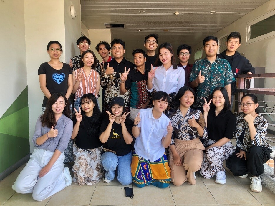 國際專修部學生穿著傳統服飾來上課，用中文介紹母國文化。