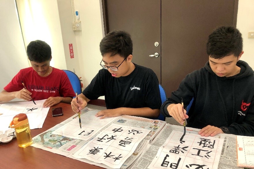 國際專修部學生體驗書法文化課。