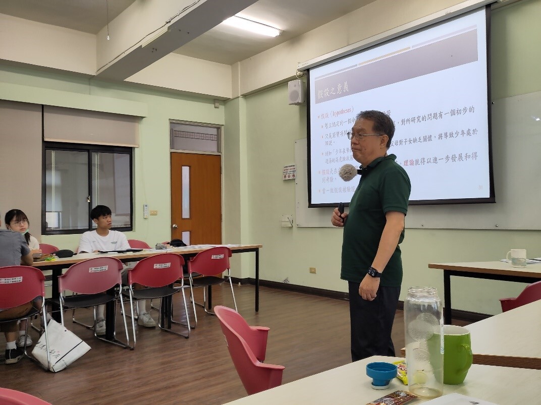 本校輔導與諮商學系曾華源教授講授社會工作理論