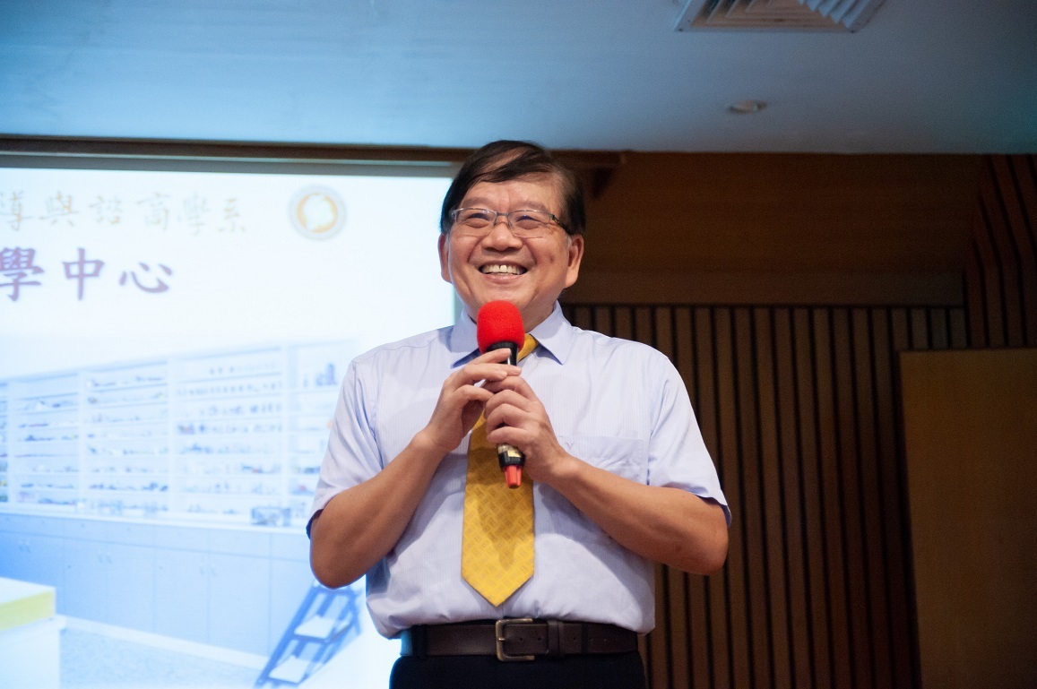 陳明飛校長赴各系親師座談會現場致詞，歡迎117級新生及家長。