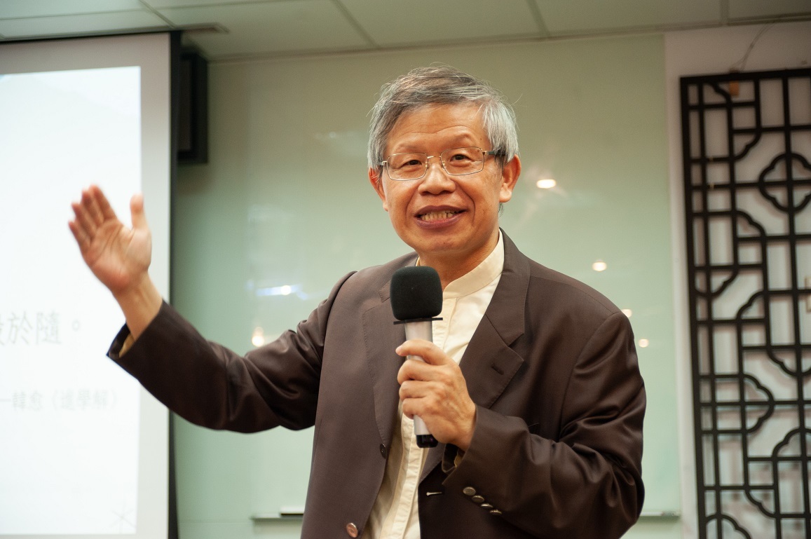 王智弘學務長赴國文系親師座談會現場致詞，歡迎117級新生及家長。
