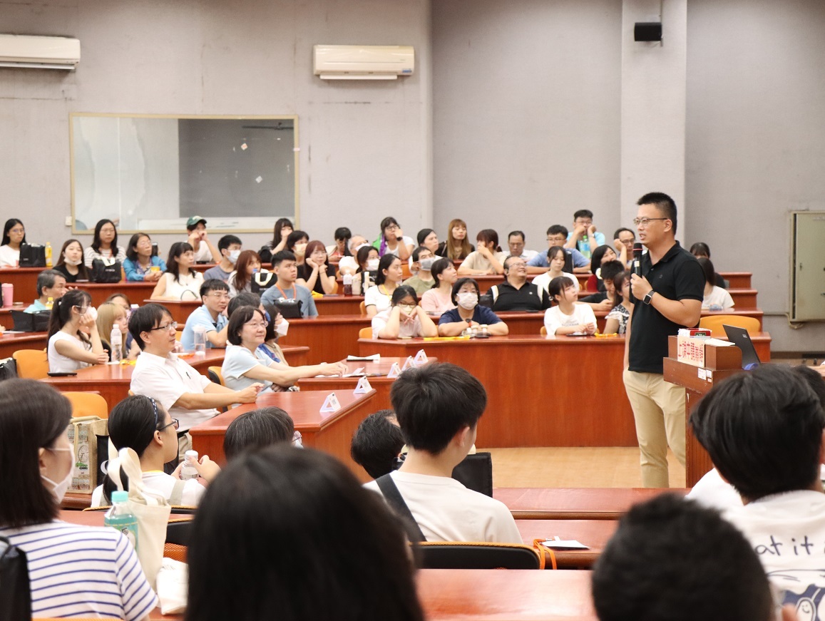 會計系親師座談會場，新生及家長聆聽大學四年生涯規劃。