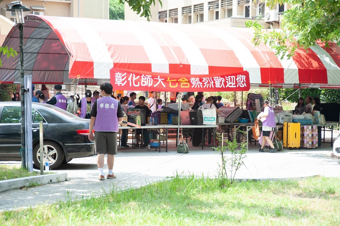 新生入住學生宿舍，學長姊協助新生搬運行李（進德校區第七宿舍）。