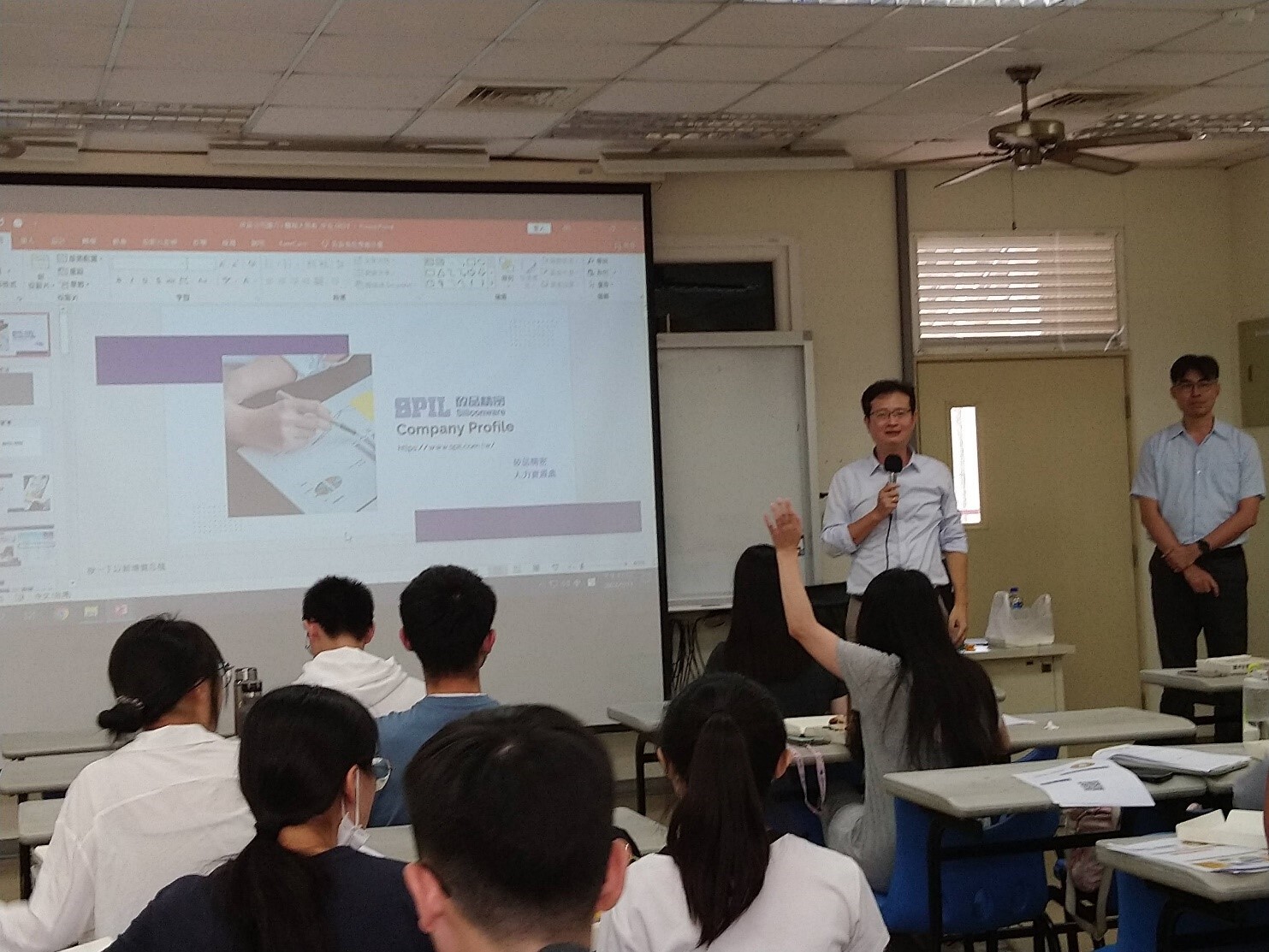 參與說明會同學針對專班內容踴躍提問，互動熱絡。