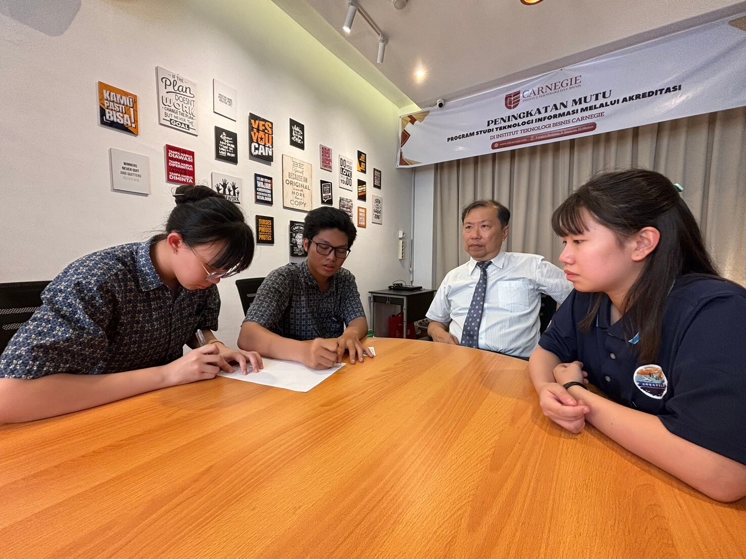李國際長、隨行學生與ITB Carnegie校長與學生討論錄製Podcast宣傳內容。