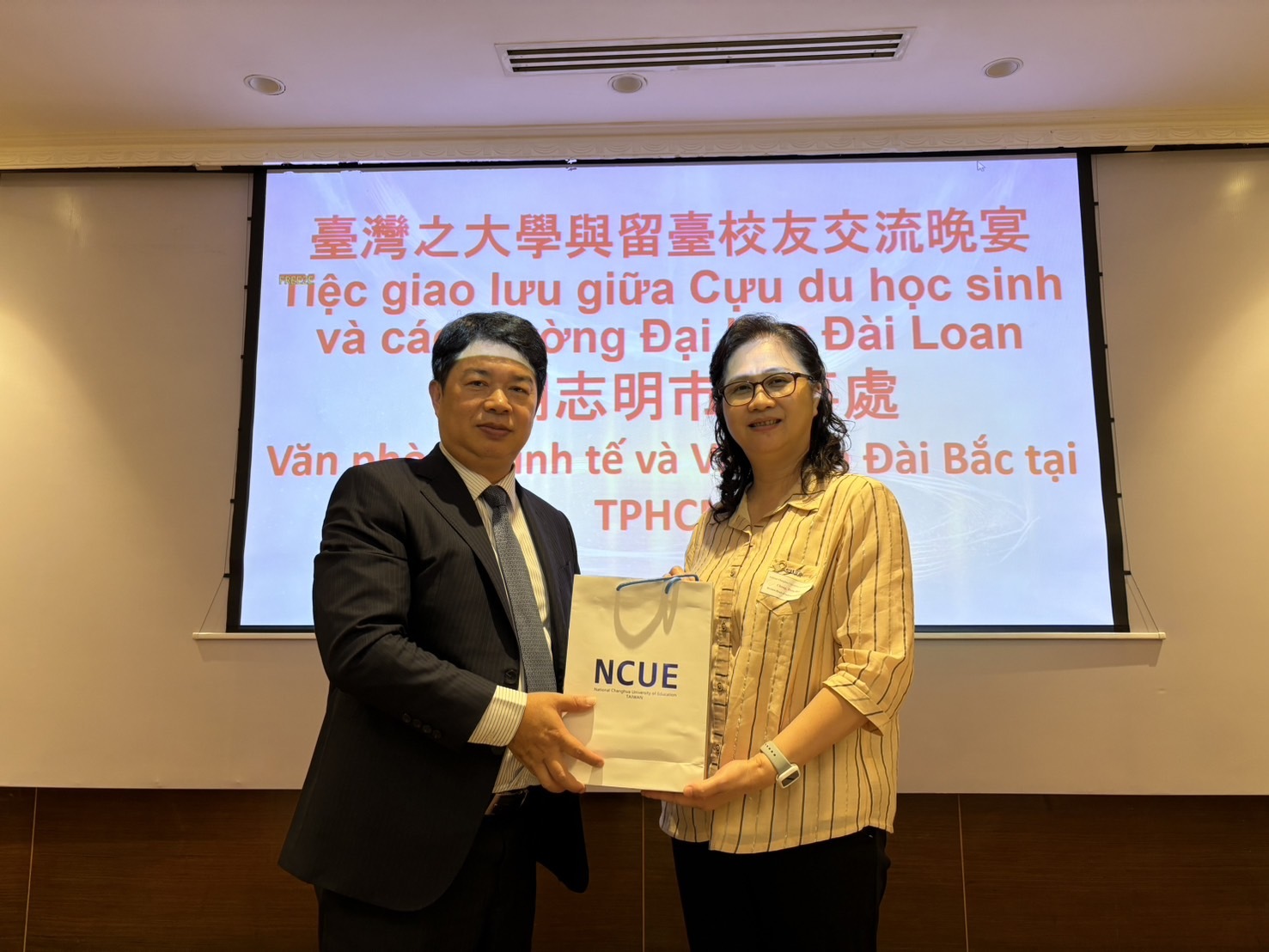 張琇惠組長出席我國駐胡志明市台北經濟文化辦事處晚宴並與處長合影。