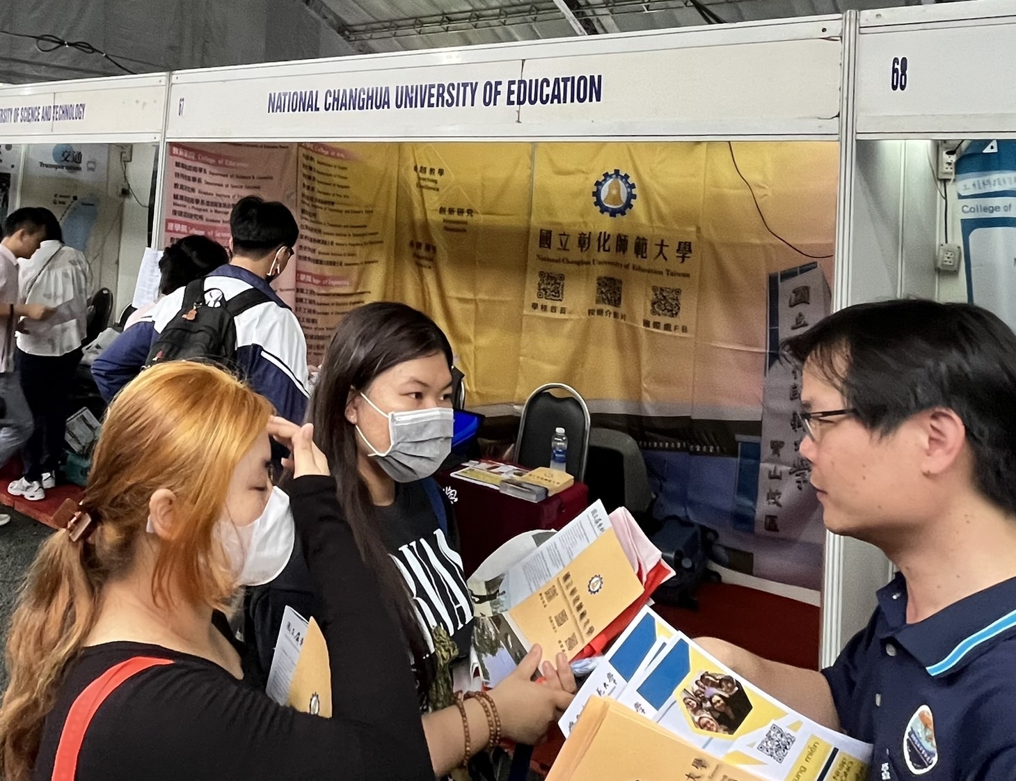 本校於印尼及越南教育展中現場幾解說，吸引不少當地學生前來諮詢。