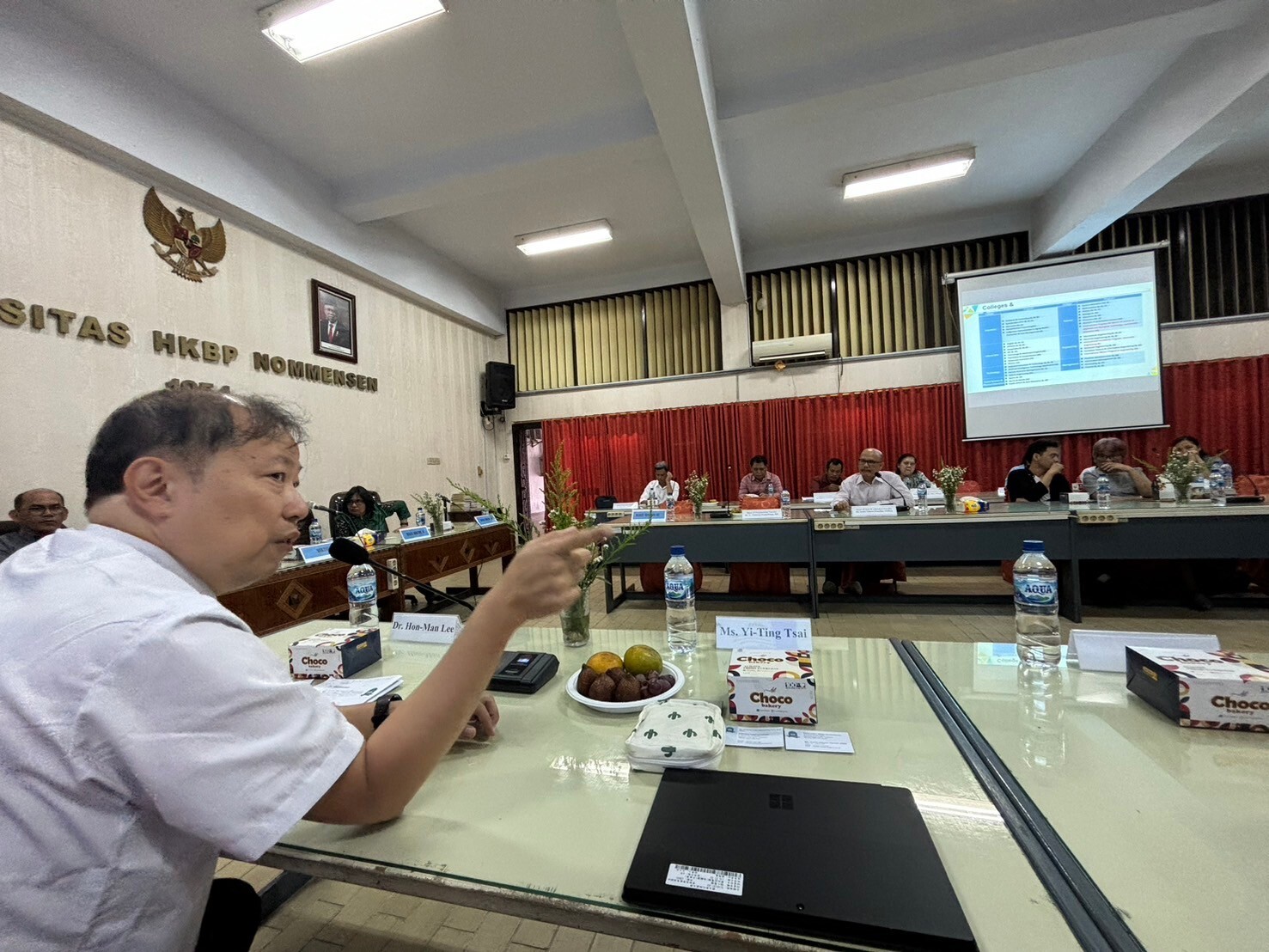 李國際長向姊妹校HKBP 諾門森大學校長等介紹本校現況語系所特色。