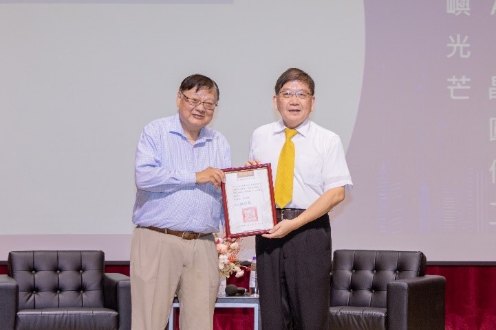陳明飛校長致贈感謝狀予黃光彩教授