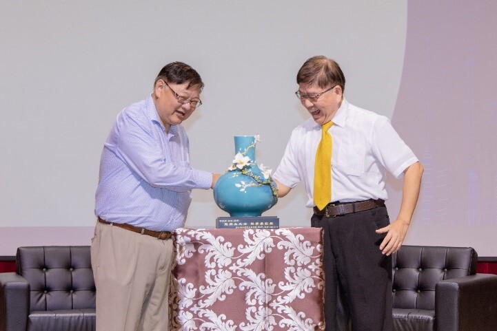 陳明飛校長致贈象徵「龍騰生光彩 科學奏凱旋」紀念獎座予黃光彩教授
