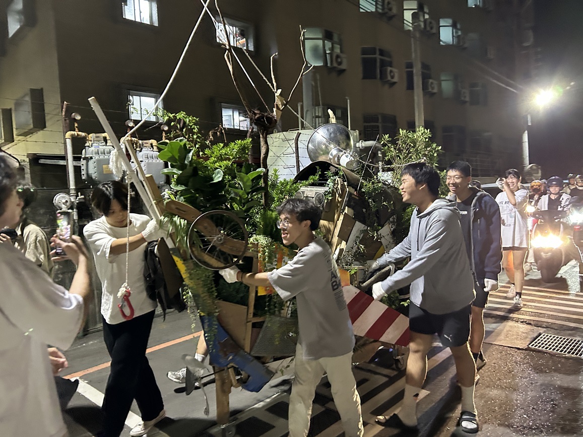 藝術家許紘齊號召了三、四十位彰師美術系參與者,徒步將船從本校送往彰化基督教醫院。