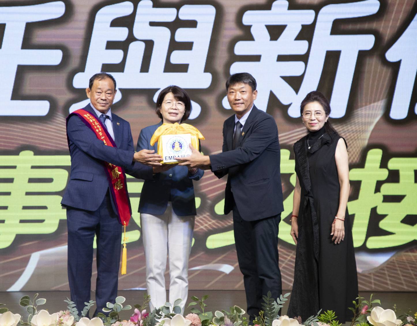 象徵學會精神與責任傳承的印信，由卸任的楊勝德理事長(左1)交接給新任的郭錦龍理事長(右2)與吳淇榕名譽理事長(右1)，並邀請黃秀芳立法委員(左2)上台監交。