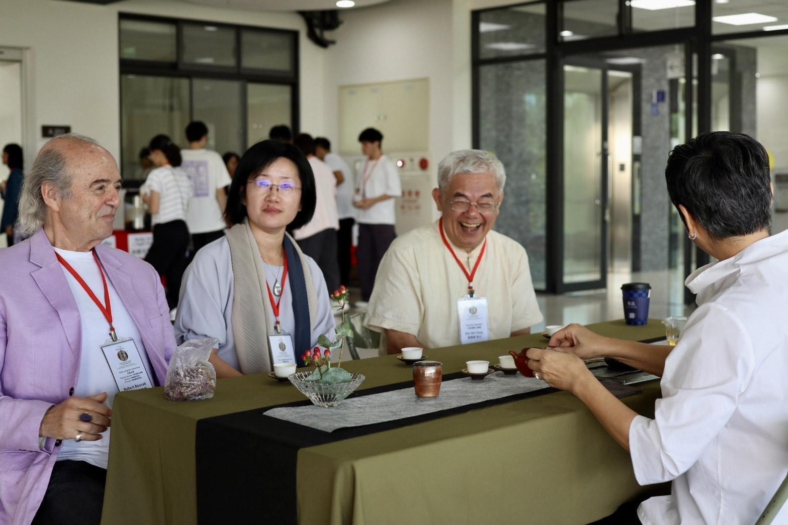 心靈茶道體驗（右至左：茶藝師凃淑貞老師; 中央研究院楊儒賓院士; 本研討會執行者陳雪均社諮中心主任; 意象體現創始者Robert Bosnak榮格分析師 )。