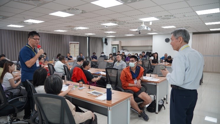 科學教育工作圈委員林煥祥教授與與會人員交流對談