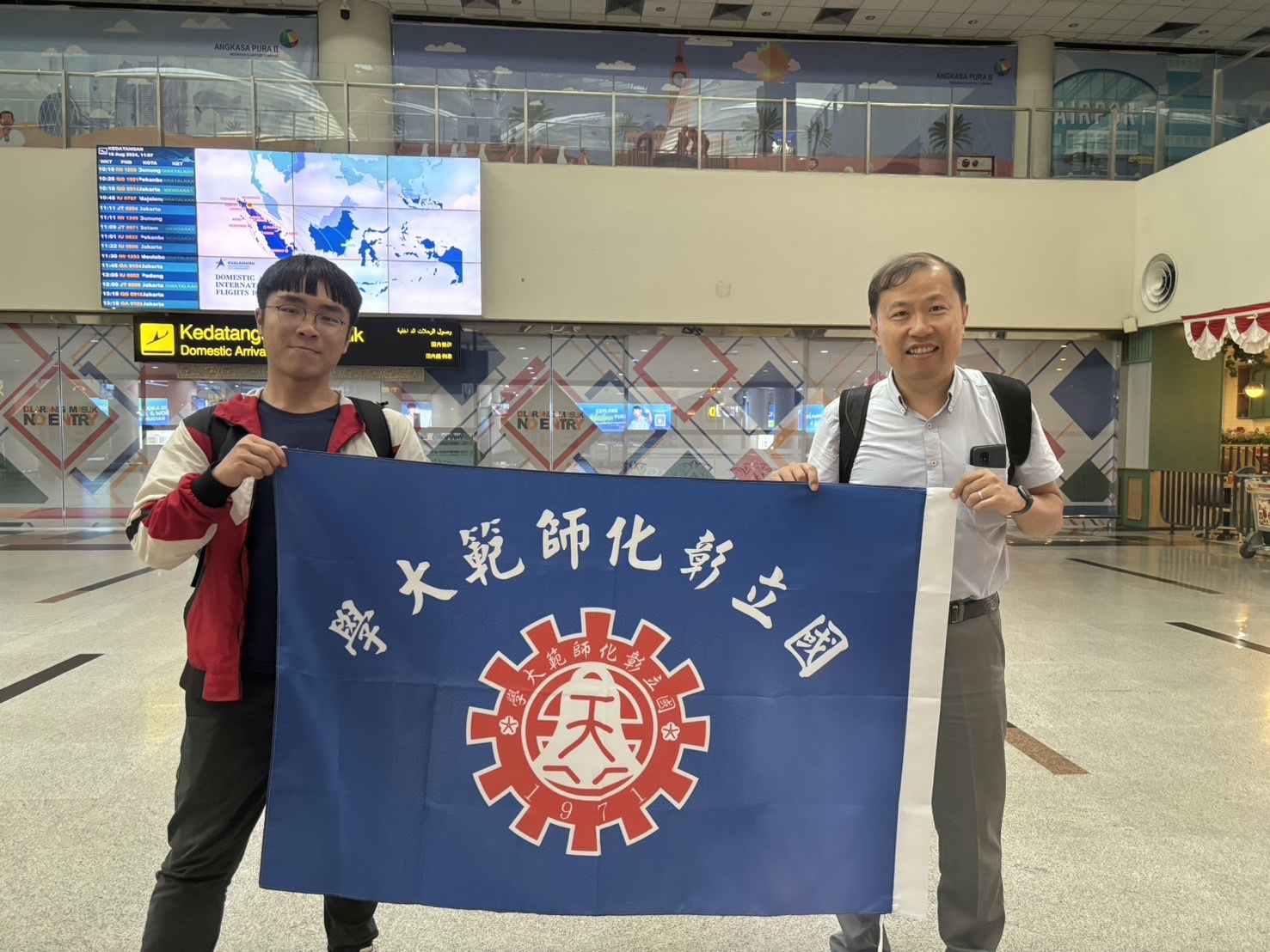 李國際長（右）2024年8月訪問印尼期間，曾於棉蘭機場與薦送至姊妹校ITB Carnegie華語教學實習的本校地理系大三學生呂哲翰會面。
