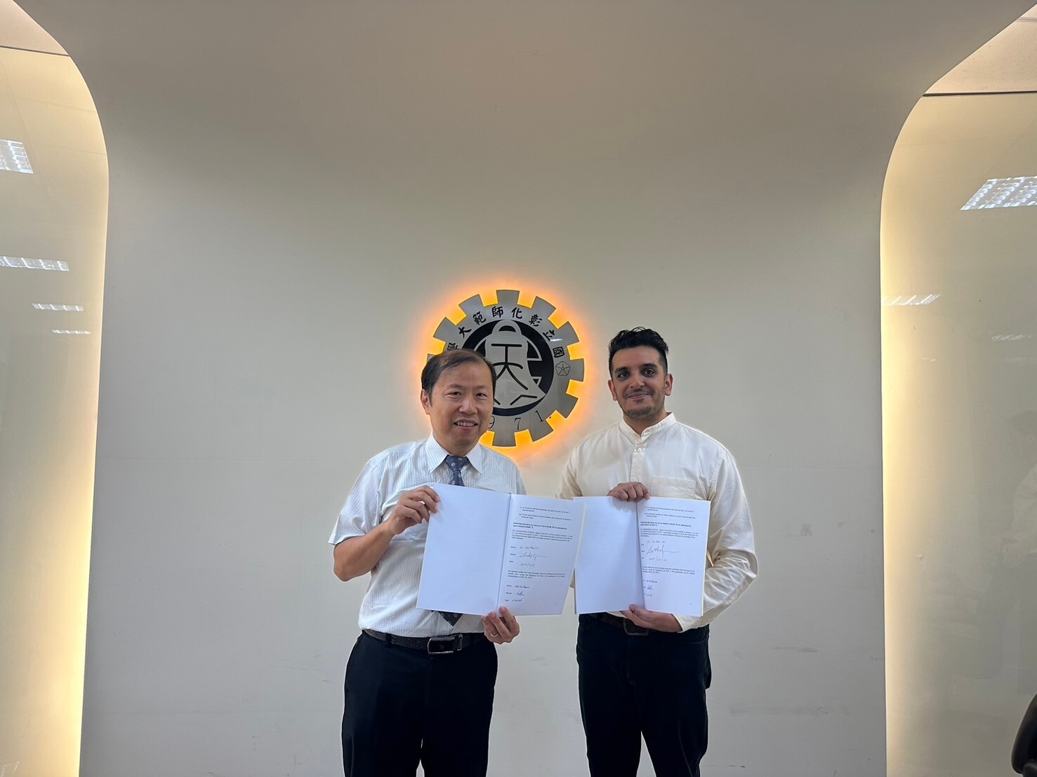 雙方交換合約。