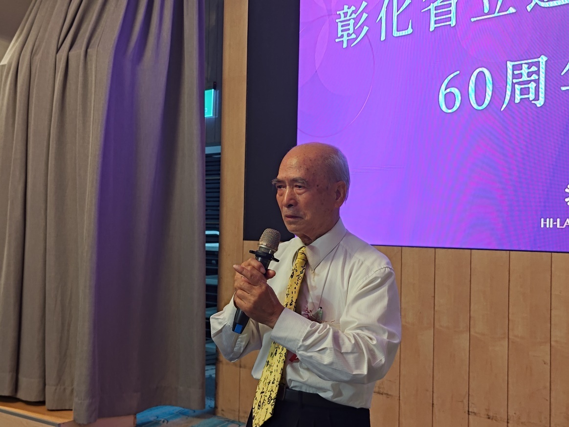 陳玉臺書法大師代表林善慶老師致詞勉勵。