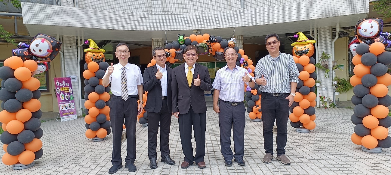 陳明飛校長（中）、 林泱蔚教務長（左二）、工學院賴永齡院長（左一）、理學院黃啟炎院長（右二）及物理系吳憲昌主任（右一）合影。