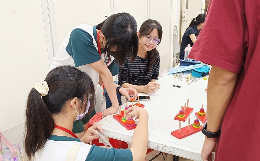 科趣攤位讓參與民眾透過探索與實作，輕鬆學知識，快樂玩科學，享受科學的豐富趣味。