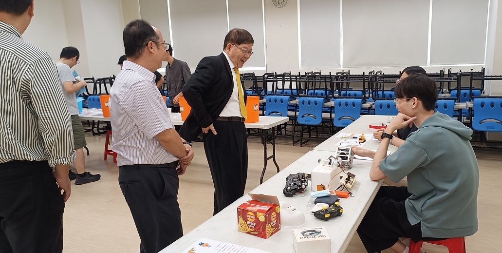 陳明飛校長、理學院黃啟炎院長及物理系吳憲昌主任共同參觀科趣攤位。