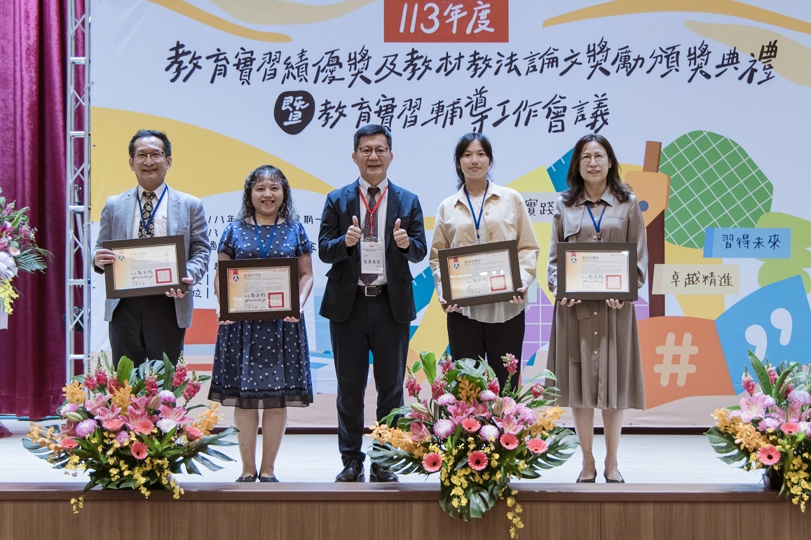 教育部張廖次長與領域教材教法學術研究論文獎得主合影。