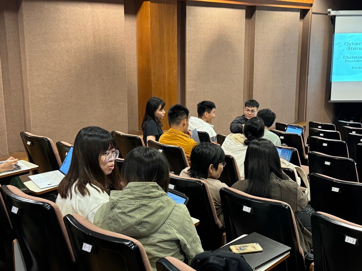 講座中，理事長邀請參與者討論關於網路霸凌的想法與經驗。