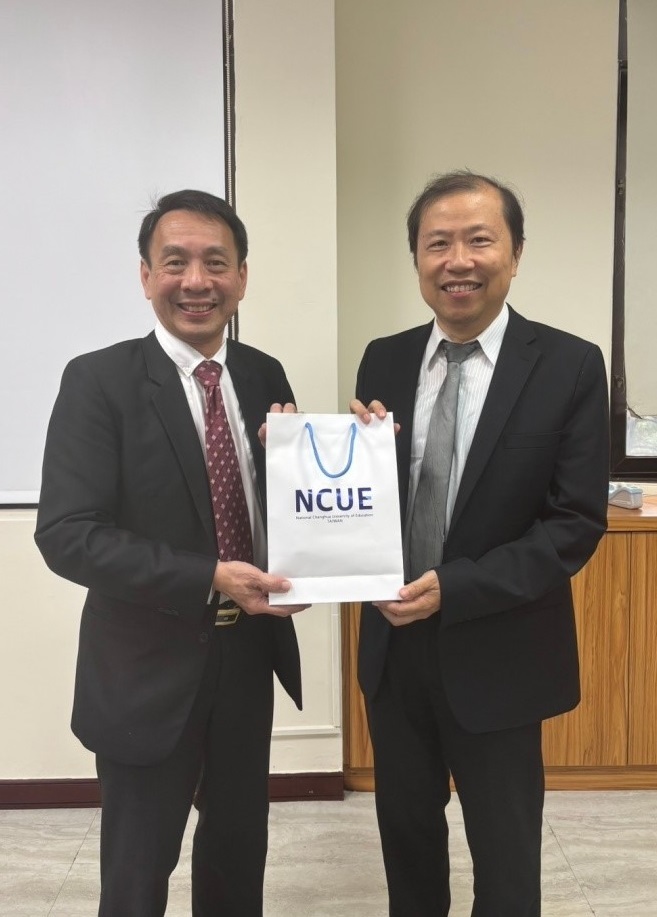 李國際長贈禮予KUMTT校長特別助理辜鴻鳴教授。